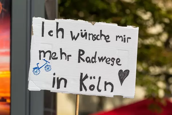 Klimastreik-Teilnehmer wünschen sich umweltbewussteren und sicheren Straßenverkehr durch mehr Radwege in Köln