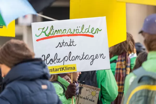Klimawälder statt Holzplantagen als Aufschrift eines Demonstrationsplakates