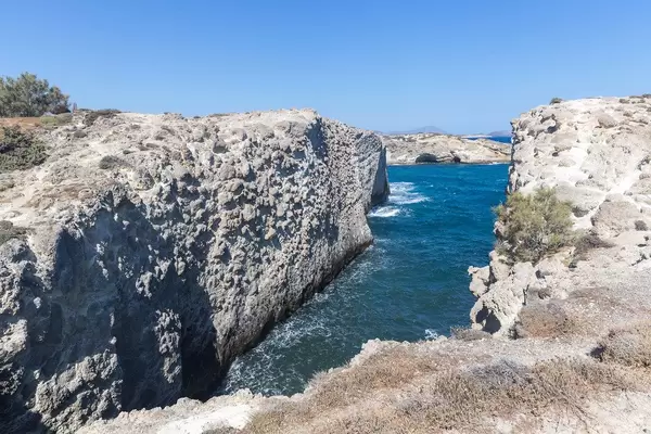 Klippen und die enge Bucht in Papafrangas an der Nordküste von Milos, Südägäis, Griechenland