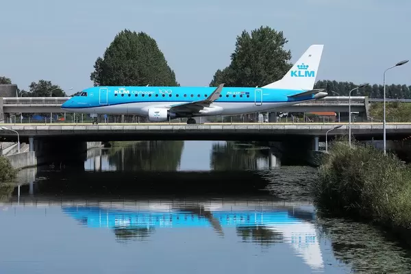 KLM Cityhopper rollt auf der Brücke zur Polderbaan Amsterdam Schiphol