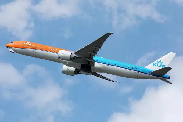 KLM orange pride livery Flugzeug PH-BVA in der Luft