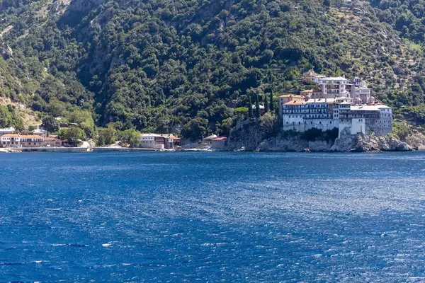Kloster Moni Osiou Grigoriou von einem Schiff aus fotografiert