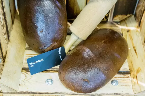 Klosterbrote im Holzkorb