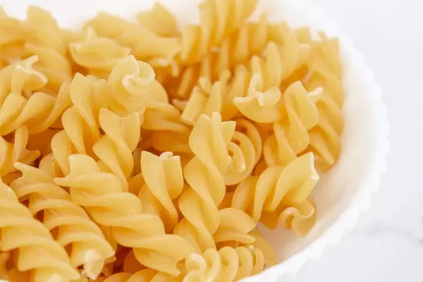 Knackige Pasta in einer Schale