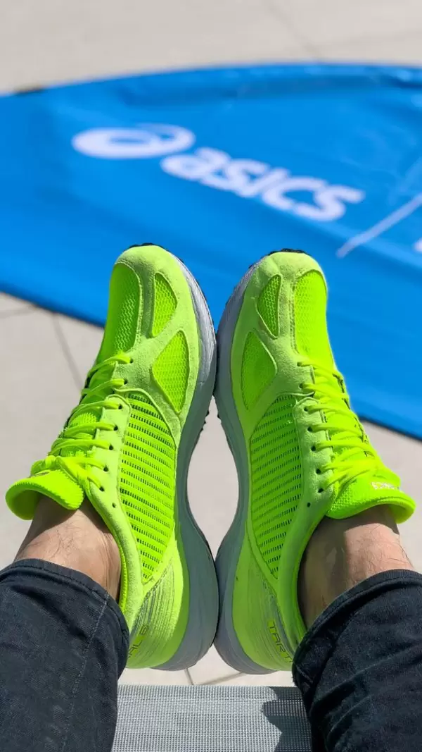 Knallbunte, grüne ASICS Laufschuhe