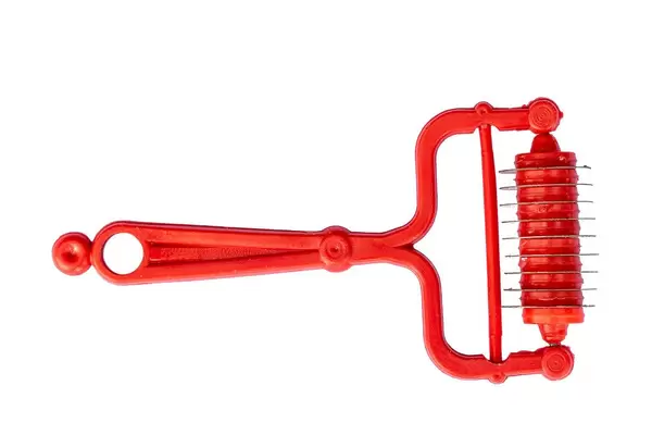 Knife for cutting dough into strips