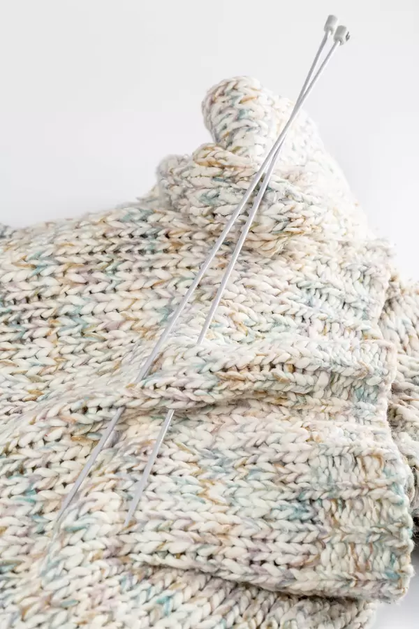 Knitted sweater and metal knitting needles