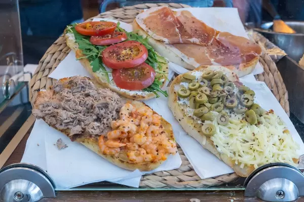 Knobibrot mit verschiedenen Belägen: Tomaten, Thunfisch Garnelen, Oliven oder Schinken