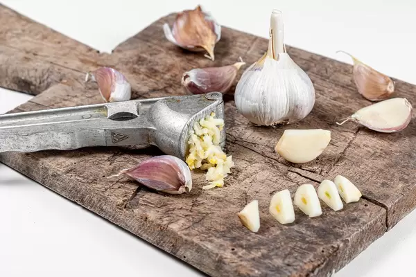 Knoblauch - die verschiedenen Formen für Knoblauch - gepresst und geschnitten