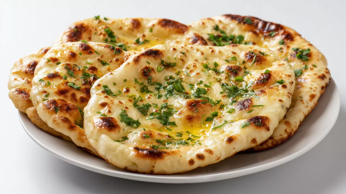 Knoblauch Naan mit Butter und frischer Petersilie