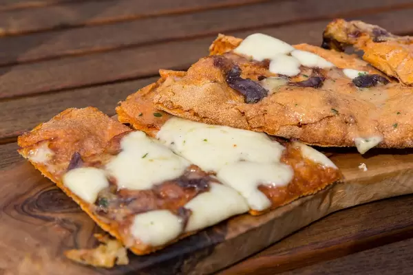 Knoblauchbrot auf rustikalem Schneidebrett aus Vollholz