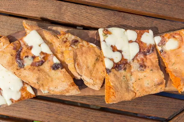 Knoblauchbrot aus Chili-Teig mit Mozzarella