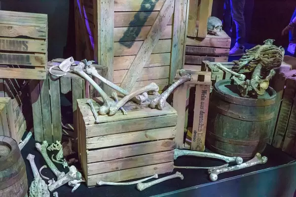 Knochen, Holzkisten und Weinfässer