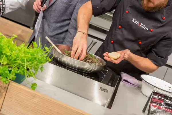Knödel werden mit INDIAN Beef Jerkey gefüllt
