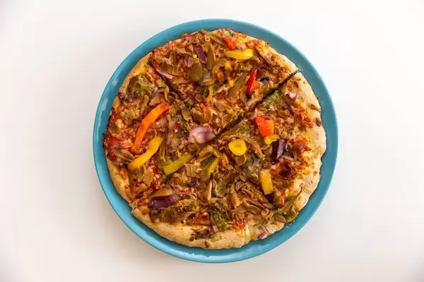 Knusprig gebackene Vegetarische Protein Pizza mit Leinsamen, Quinoa und pulled Soybeans von Garden Gourmet