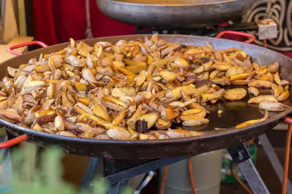 Knusprige Bratkartoffeln in einer großen Pfanne