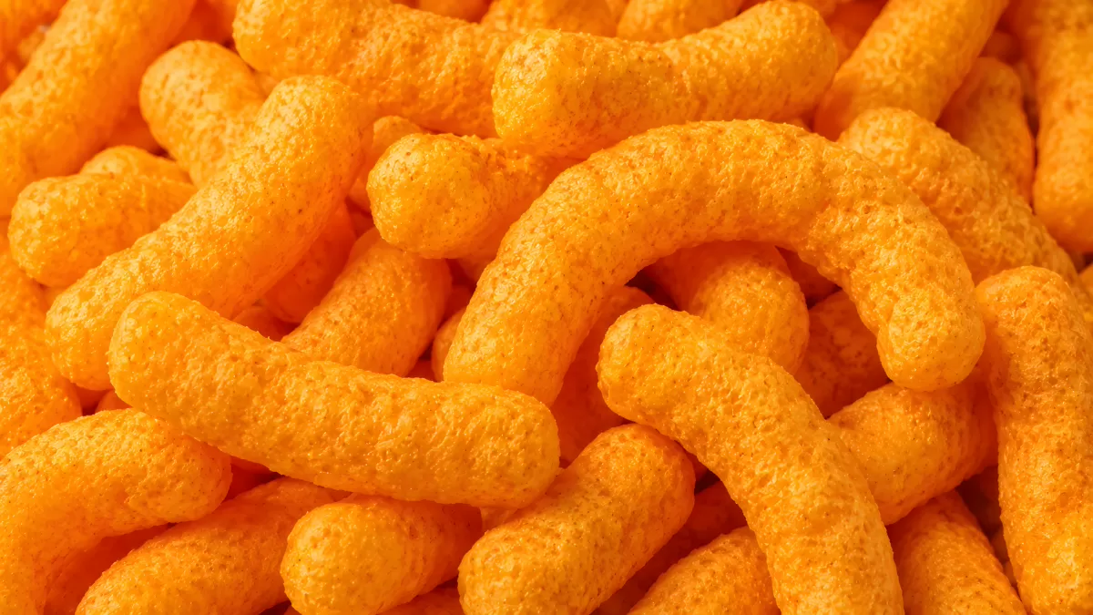 Knusprige Cheese-Puffs in leuchtendem Orange