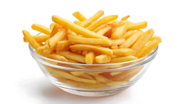 Knusprige, goldgelbe Pommes in glasiger Schüssel