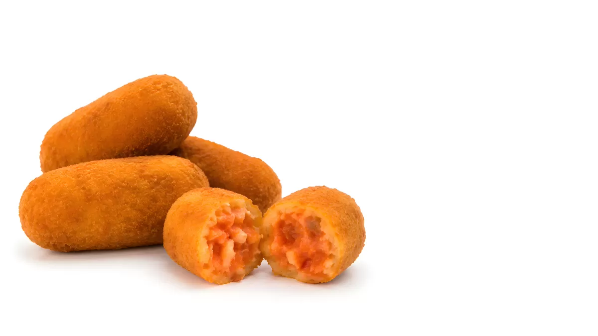Knusprige Kroketten mit Tomatenfüllung auf Weiß