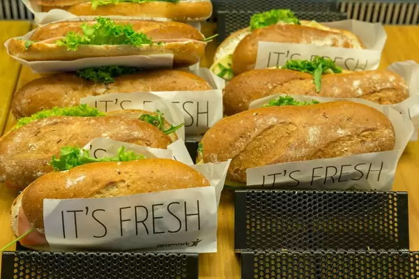 Knusprige Sandwiches mit unterschiedlichen Füllungen von It’s Fresh in Verkaufsauslage