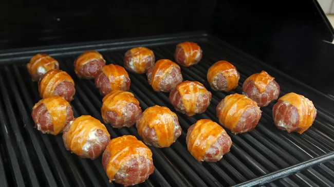 Knusprige Speckbällchen mit geschmolzenem Käse
