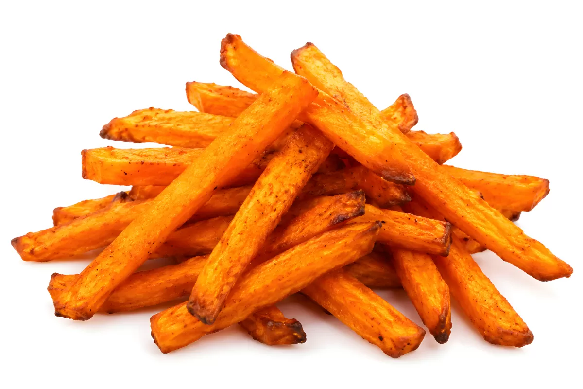 Knusprige Süßkartoffel-Pommes auf weißem Hintergrund
