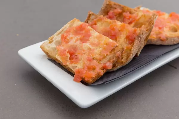 Knuspriges, rustikales Brot mit Tomaten-Belag des mediterranen Hotel 1989 -Restaurants in Barcelona auf den La Ramblas