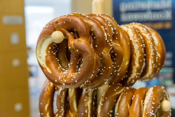 Knuspriges Salz-Brezel Gebäck am Frühstücksbüffet des Barcamp OMWest19 von AXA in Köln