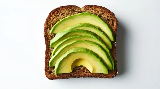 Knuspriges Vollkorntoast mit Avocadoscheiben