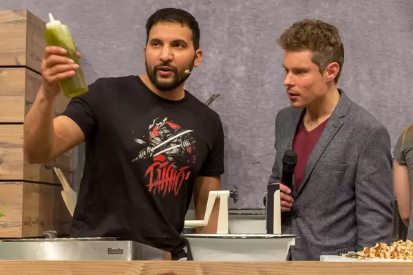 Koch Attila Hildmann erklärt die Vorzüge von Olivenöl