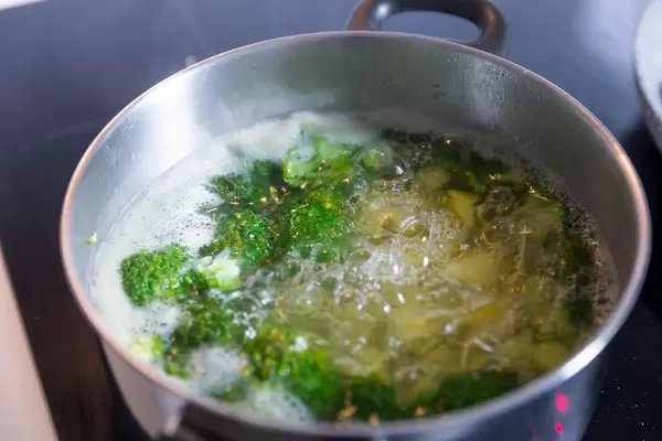 Kochender Brokkoli