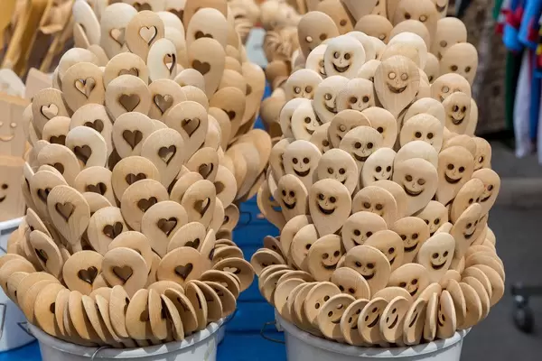 Kochlöffel mit ausgestanzten Herzen und Smileys