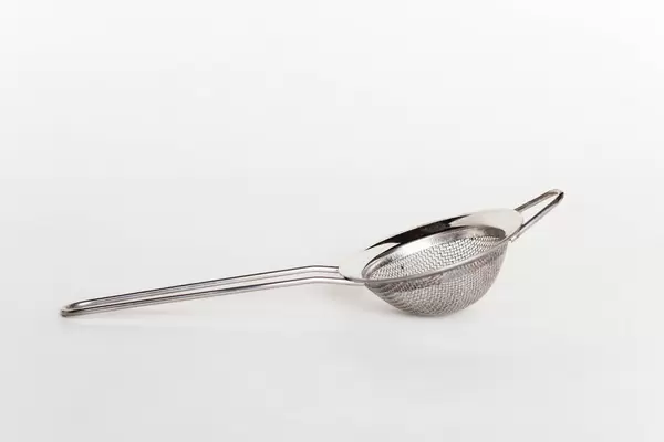 Kochsieb vor weißem Hintergrund