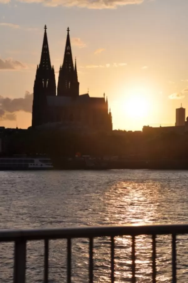 Kölner Dom im Sonnenuntergang