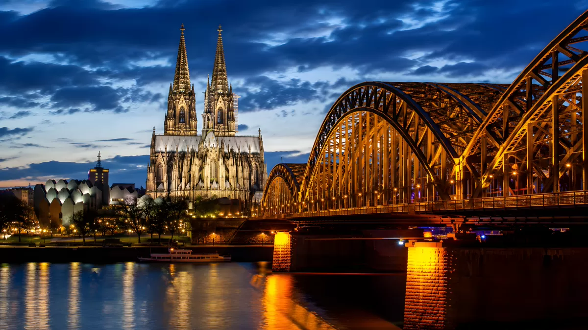 Kölner Dom und Hohenzollernbrücke bei Nacht