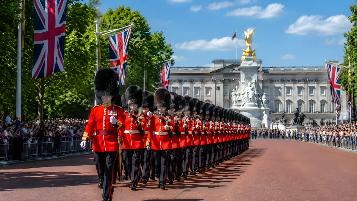 Königsgarde marschiert vor dem Buckingham Palast