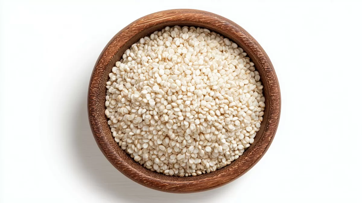 Körniger Reis in hölzerner Schale