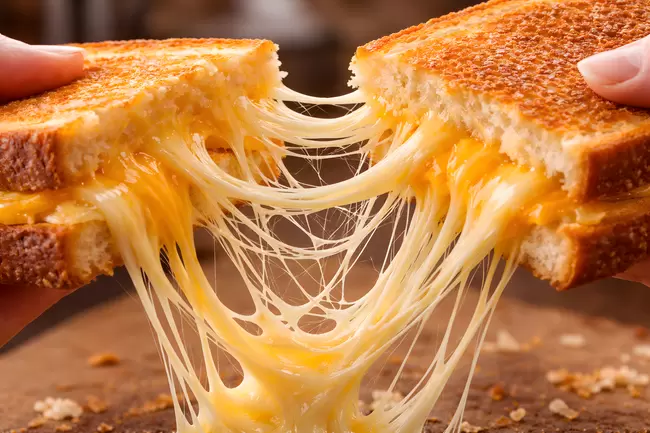 Köstlich geschmolzener Käse auf knusprigem Toastbrot