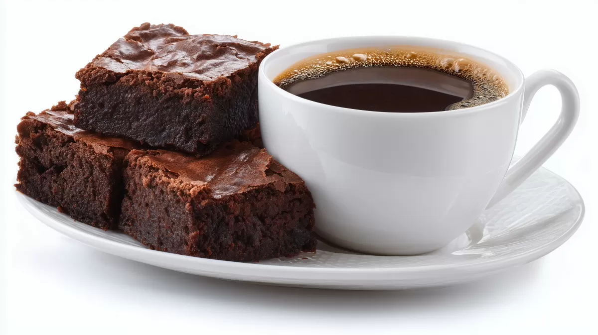 Köstliche Brownie-Ecken und dampfender Kaffee