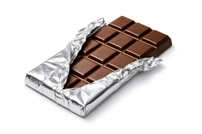 Köstliche dunkle Schokolade in Folie