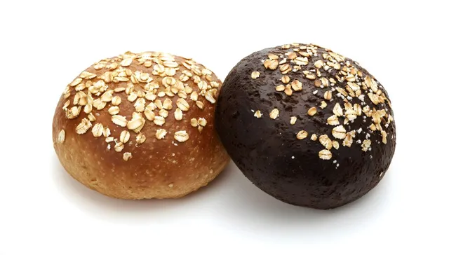 Köstliche frische Brötchen mit Haferflockentopping