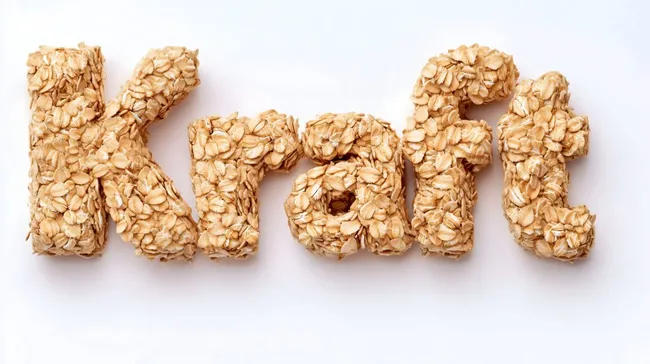 Köstliche Haferflocken-Riegel auf weißem Hintergrund