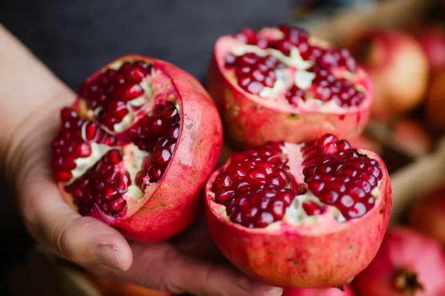 Köstliche rote Granatäpfel aufgeschnitten
