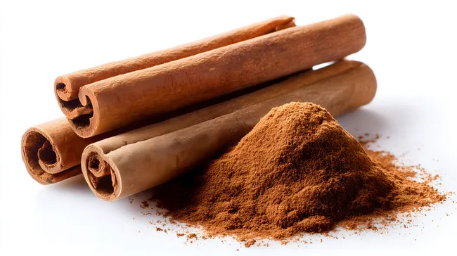 Köstliche Zimtstangen und Zimtpulver in hoher Auflösung