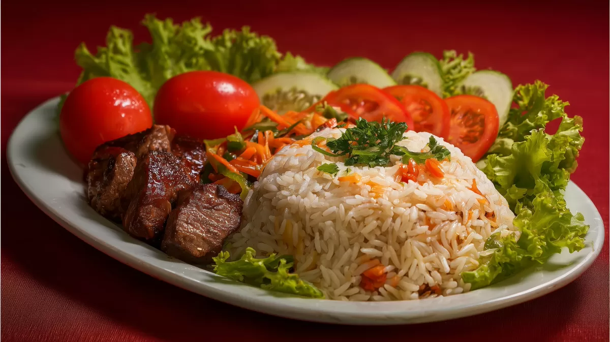 Köstliches asiatisches Gericht mit Reis, Fleisch und Gemüse