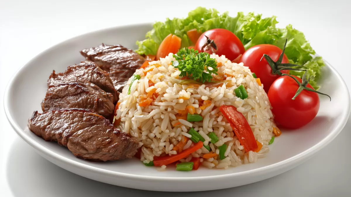 Köstliches Fleischgericht mit Reis und Gemüse