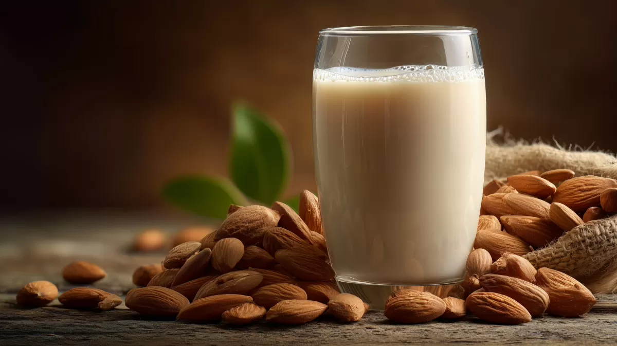 Köstliches Mandelmilchgetränk vor natürlicher Kulisse