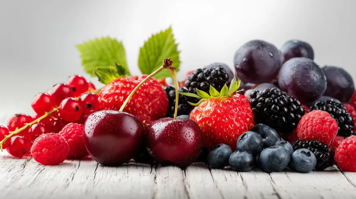 Köstliches Obst- und Beerenmix auf Holzuntergrund