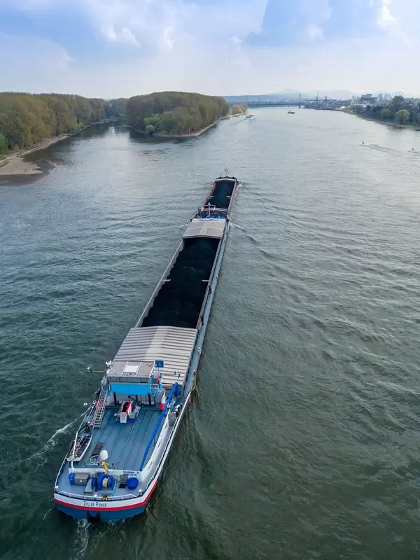 Großes Kohleschiff auf dem Rhein bei Siegmündung