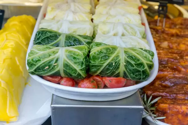 Kohlruladen zum Auswählen in einem Restaurant in Rom